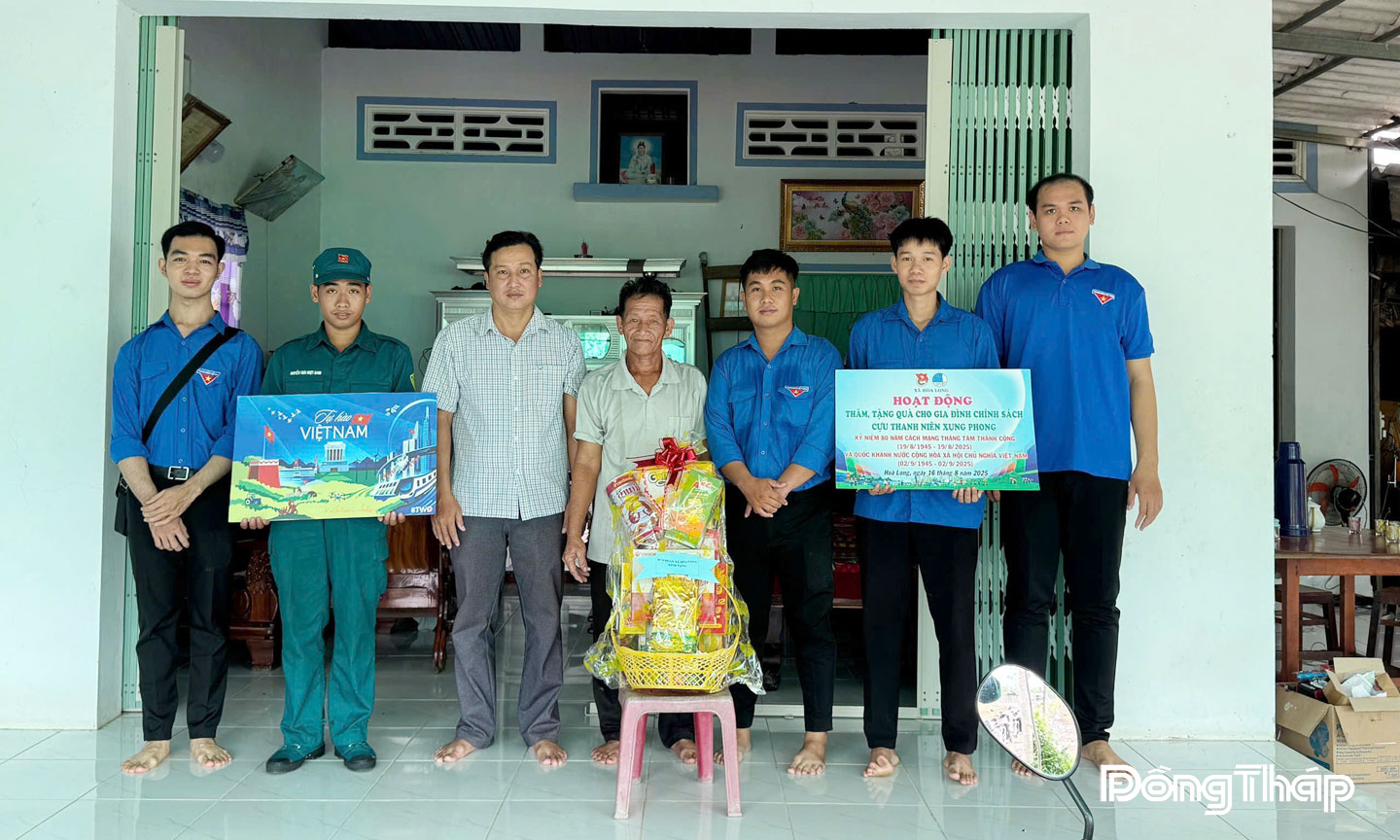 Đoàn viên xã Hòa Long, tỉnh Đồng Tháp thăm, tặng quà cho gia đình chính sách cựu thanh niên xung phong.                                                                                     Ảnh: LÝ OANH  