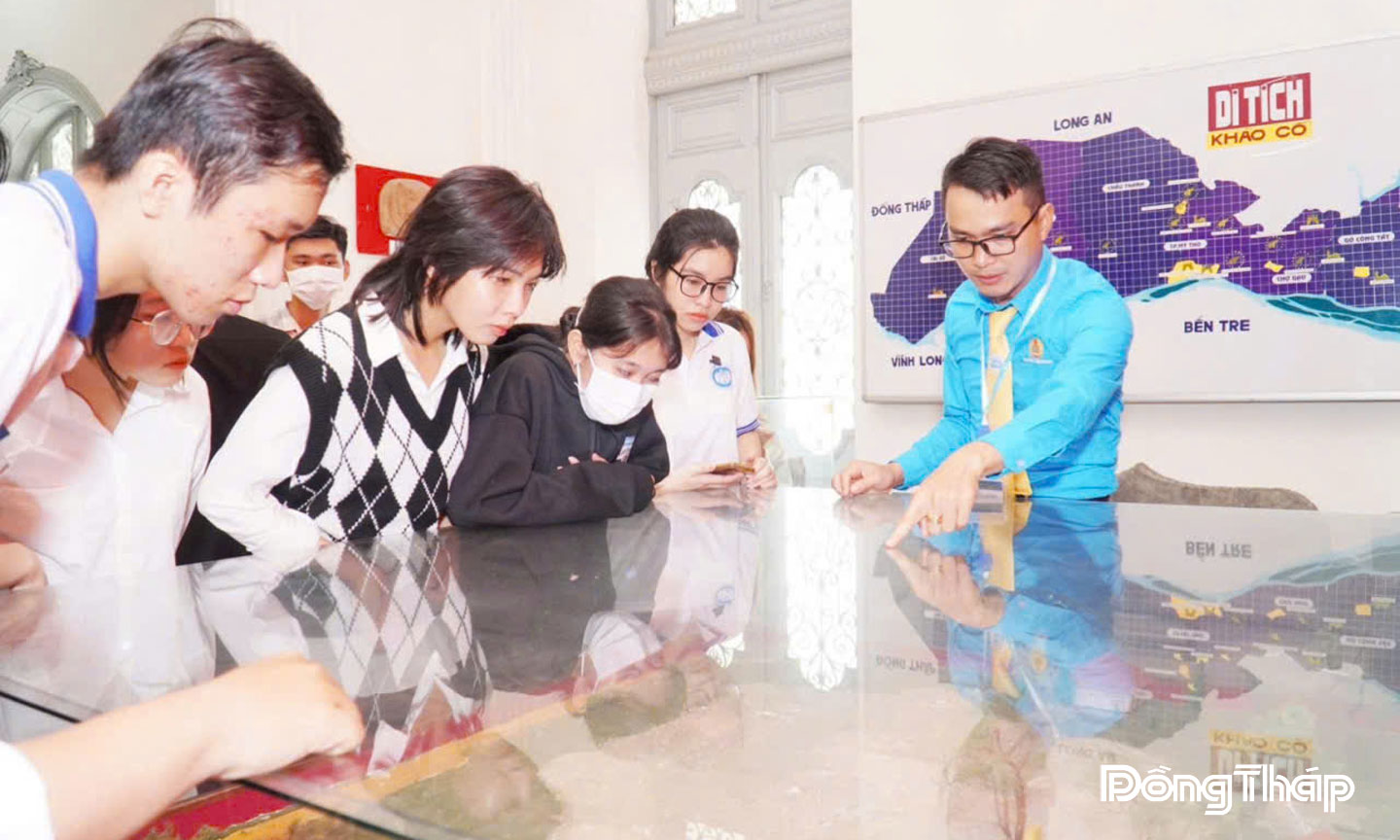 Sinh viên hào hứng tham gia mô hình “Dân ta phải biết sử ta”, tìm hiểu các trận chiến và di tích lịch sử nhằm bồi dưỡng lòng yêu nước, khơi dậy niềm tự hào dân tộc trong thế hệ trẻ.                                                                                                       Ảnh: VĨNH SƠN 
