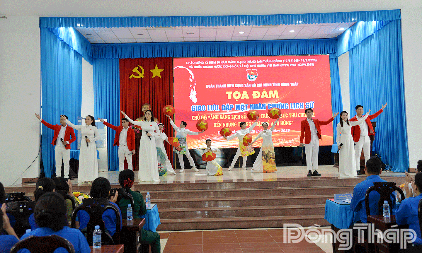 Văn nghệ tại buổi tọa đàm