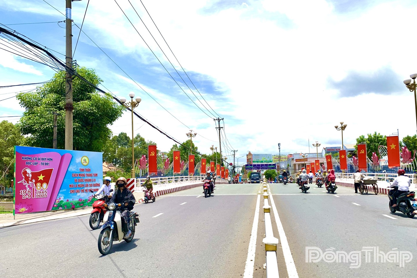 Trên các tuyến đường chính của phường Cao Lãnh (tỉnh Đồng Tháp) được trang trí cờ Đảng, cờ Tổ quốc rực rỡ.