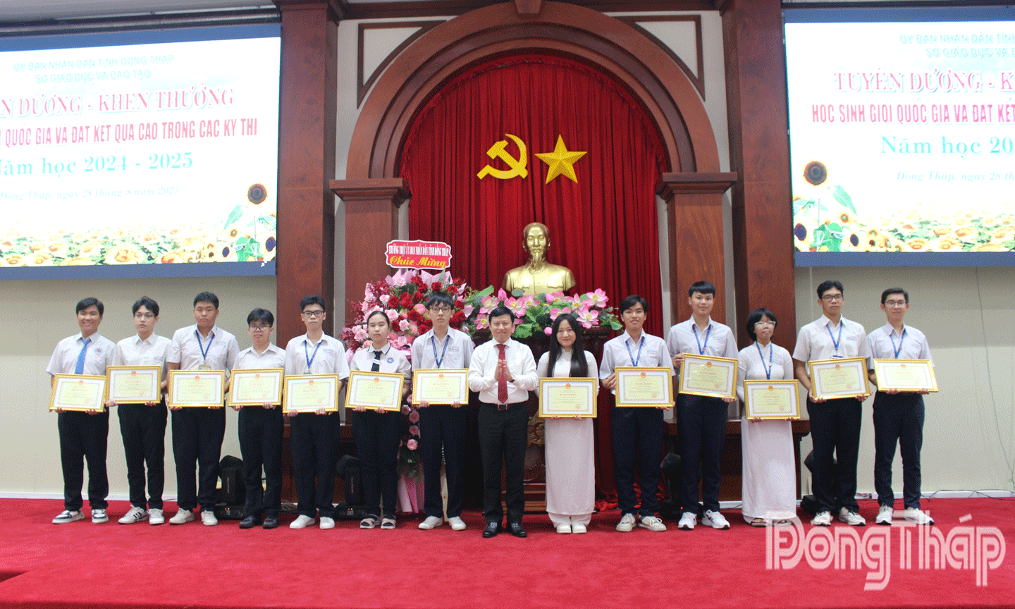 Thừa ủy quyền của Bộ GD-ĐT, Giám đốc Sở GD-ĐT Lê Quang Trí trao Bằng khen cho học sinh đạt giải cấp Quốc gia. 