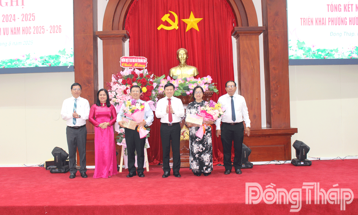 Ban Giám đốc Sở GD-ĐT Đồng Tháp tri ân cô Nguyễn Thúy Hà, nguyên Giám đốc Sở GD-ĐT Đồng Tháp. 