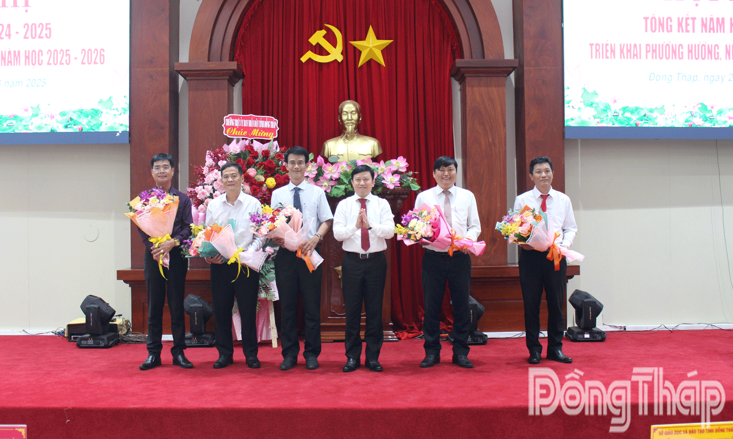 Giám đốc Sở GD-ĐT Lê Quang Trí tặng hoa chúc mừng lãnh đạo các cơ sở giáo dục được bổ nhiệm mới. 