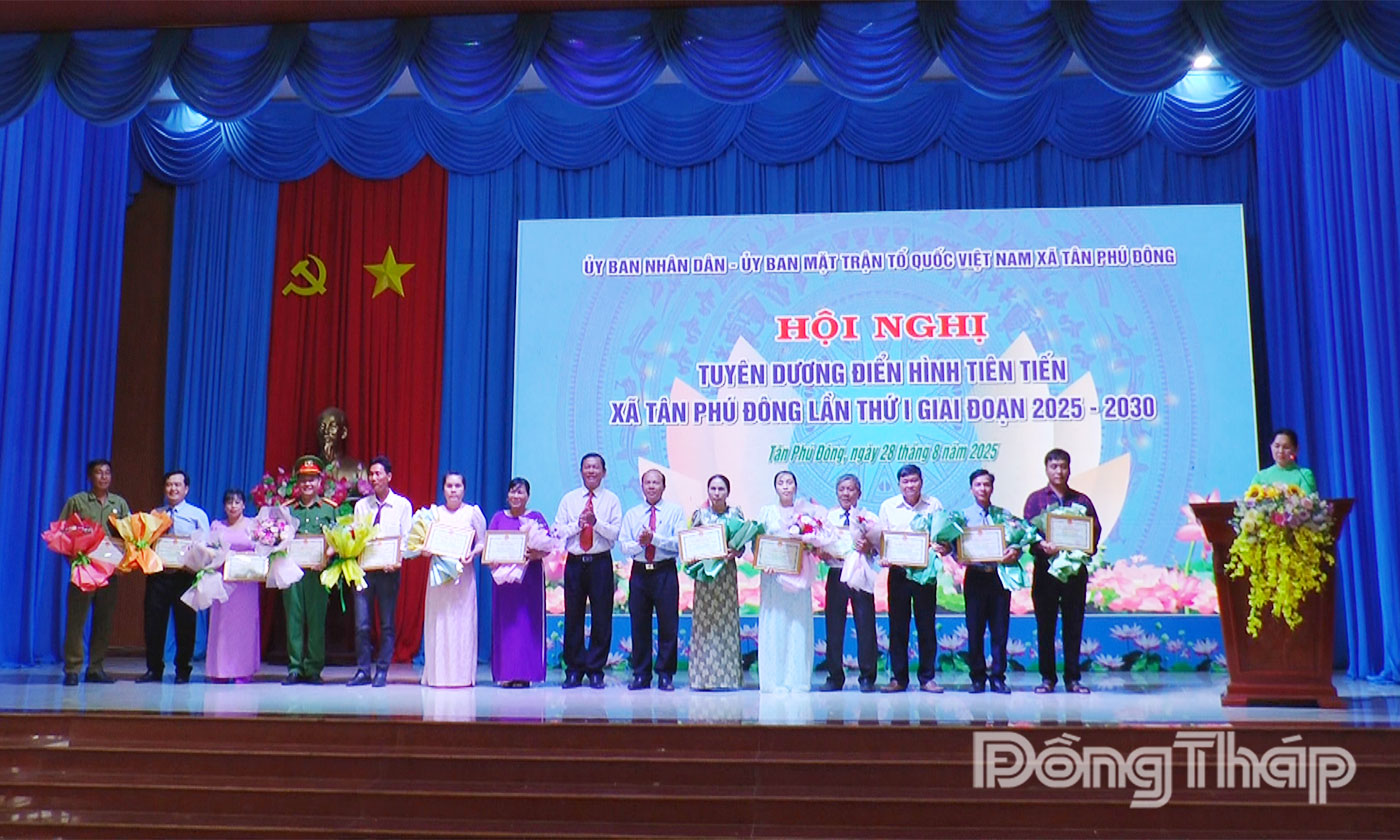 Lãnh đạo xã Tân Phú Đông tặng Giấy khen và hoa cho các tập thể điển hình.