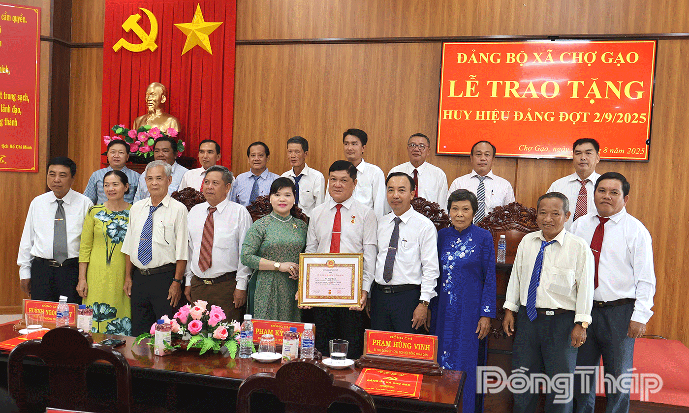 Trao Huy hiệu Đảng cho 4 đảng viên.