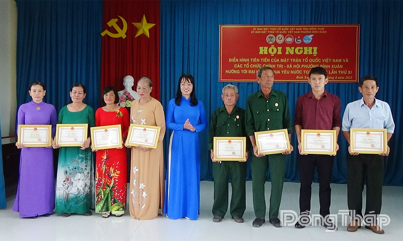 Khen thưởng các tập thể, cá nhân.