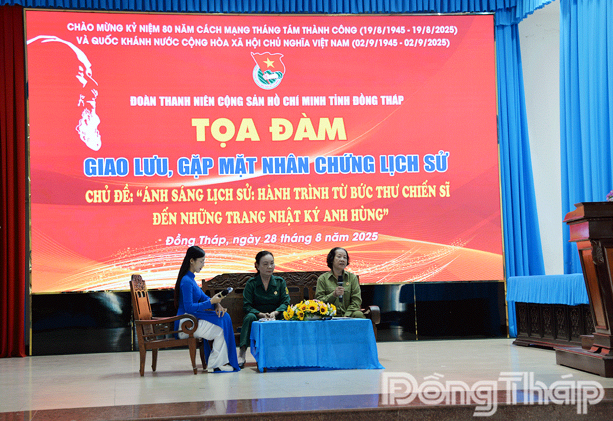 Chương trình giao lưu với nhân chứng lịch sử.
