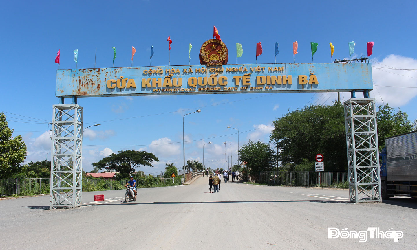  Cửa khẩu Quốc tế Dinh Bà thuộc xã Tân Hộ Cơ, tỉnh Đồng Tháp.