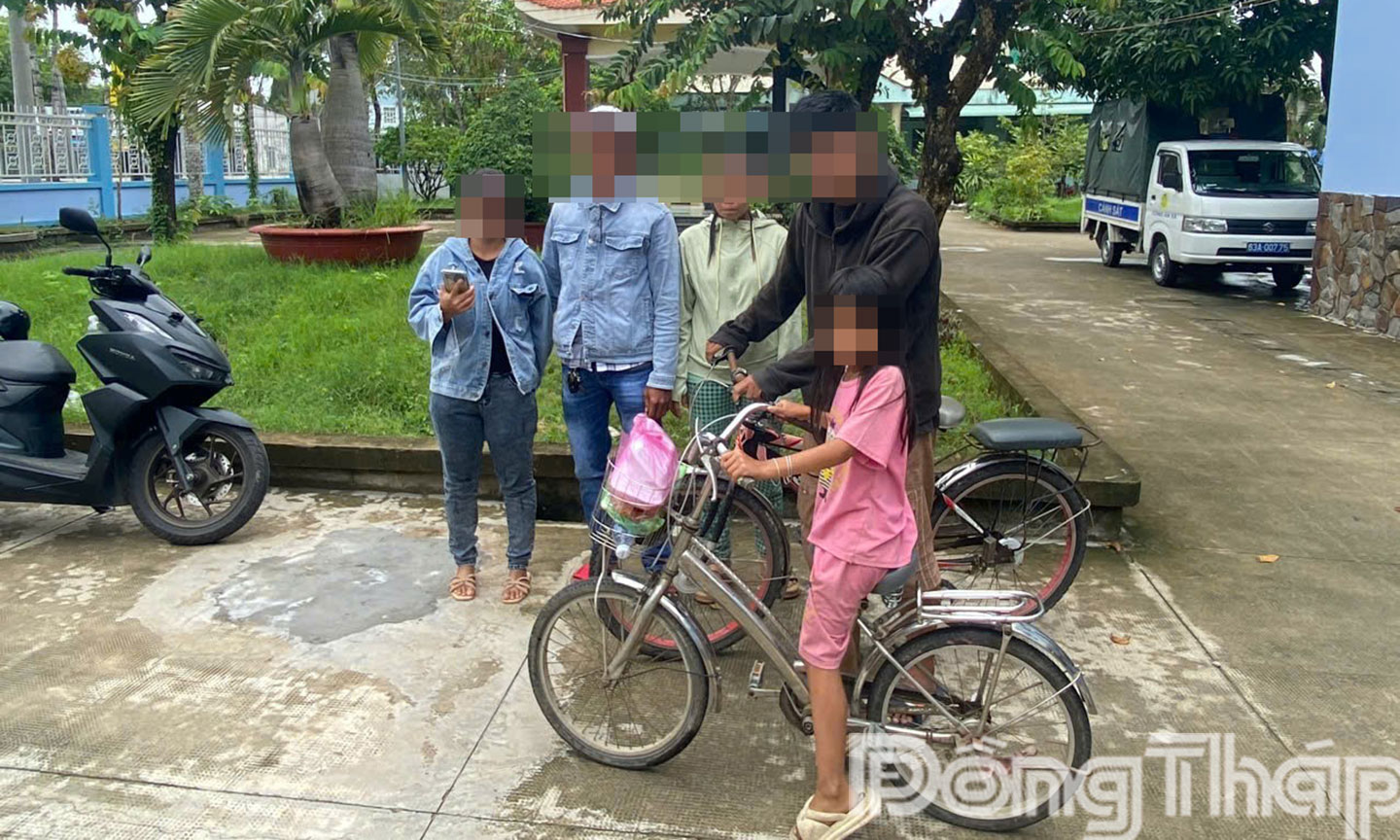 Gia đình hai bé Nhi (áo hồng) và Kiệt (nam áo đen) đến đón hai bé về nhà. Ảnh: Duy Tuấn/ Công an Phường Trung An