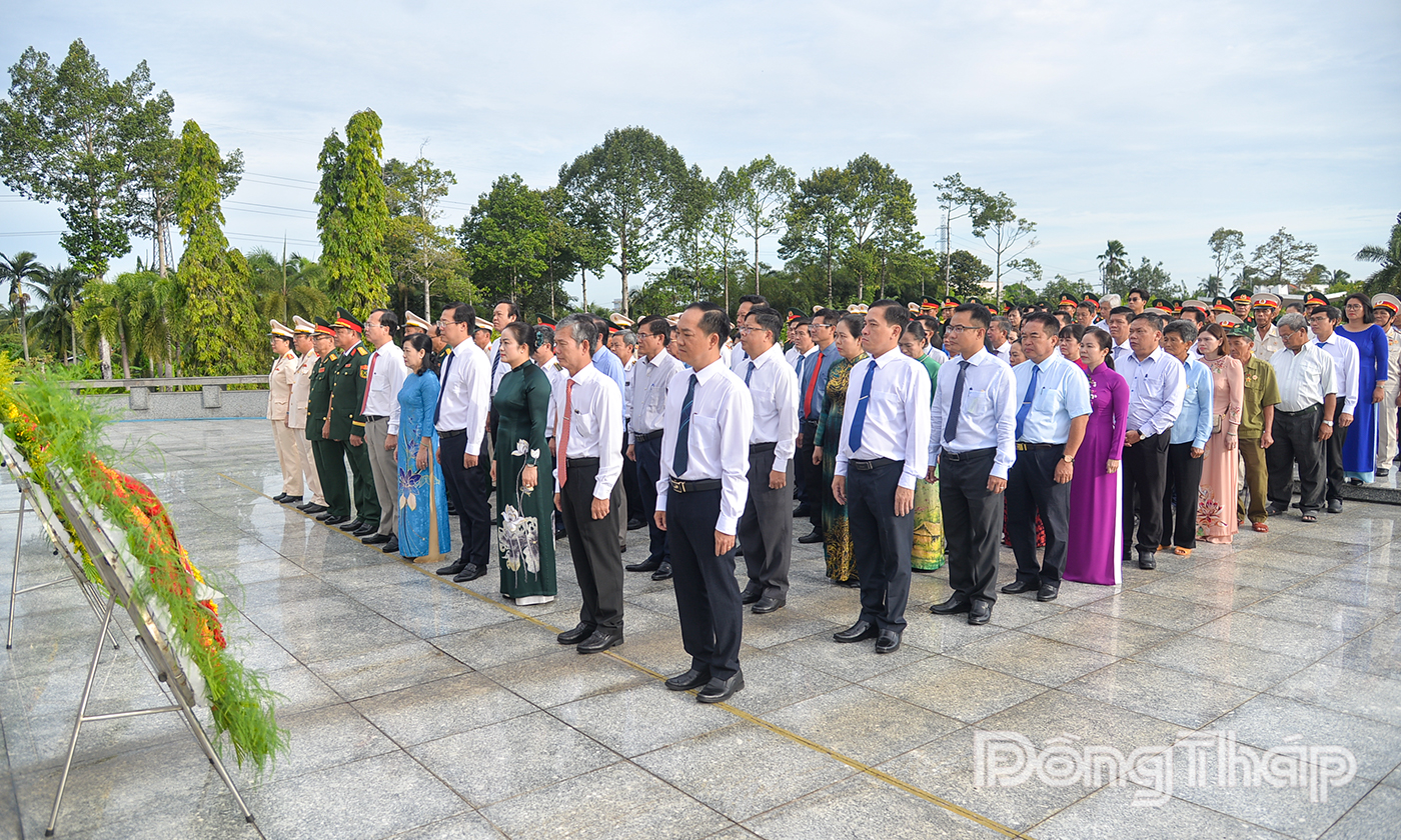 Đại biểu dâng hoa tại Đài tưởng niệm Nghĩa trang Liệt sĩ tỉnh.