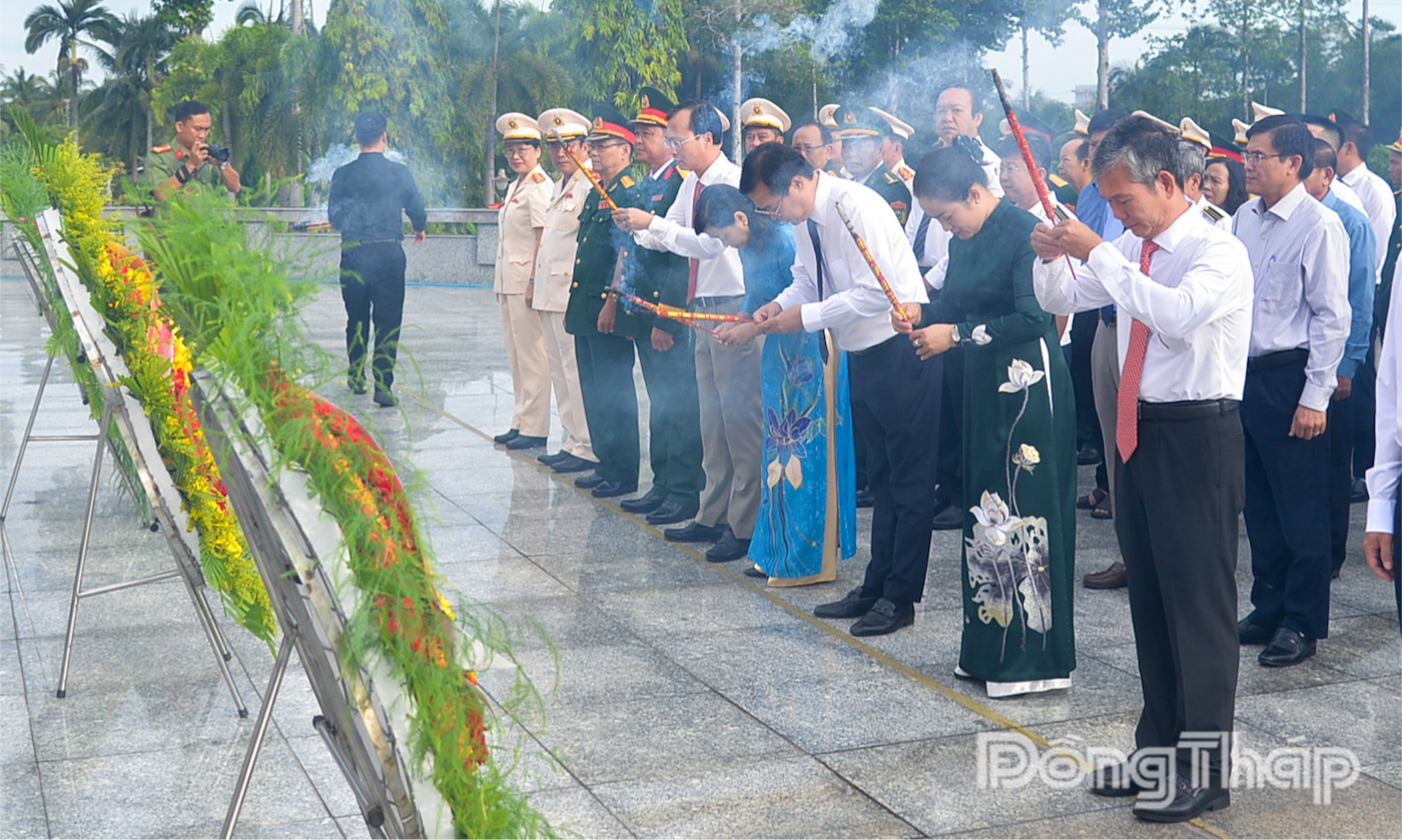 Lãnh đạo tỉnh dâng hương tại Đài tưởng niệm Nghĩa trang Liệt sĩ tỉnh.