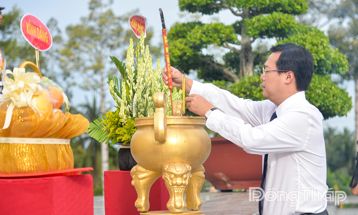Đồng chí Lê Quốc Phong, Ủy viên Ban Chấp hành Trung ương Đảng, Bí thư Tỉnh ủy, Trưởng đoàn Đại biểu Quốc hội tỉnh Đồng Tháp dâng hương tại Đài tưởng niệm Nghĩa trang Liệt sĩ tỉnh.