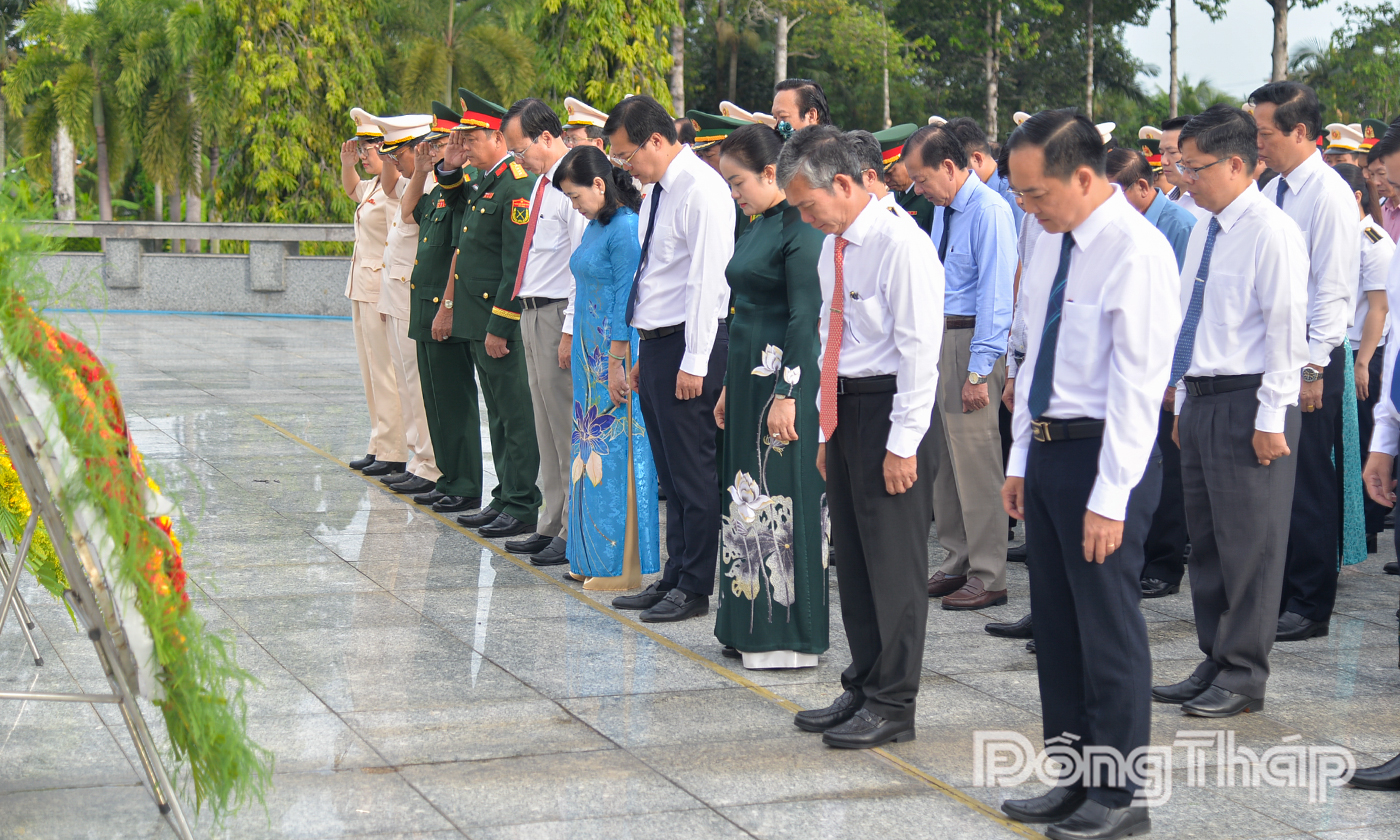 Đoàn dành 1 phút mặc niệm tưởng nhớ công ơn các Anh hùng Liệt sĩ.