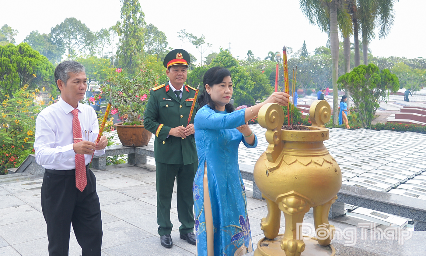 Đồng chí Châu Thị Mỹ Phương, Phó Bí thư Tỉnh ủy, Chủ tịch HĐND tỉnh cùng cán bộ lãnh đạo tỉnh Đồng Tháp dâng hương tại Bia Liệt sĩ vô danh.