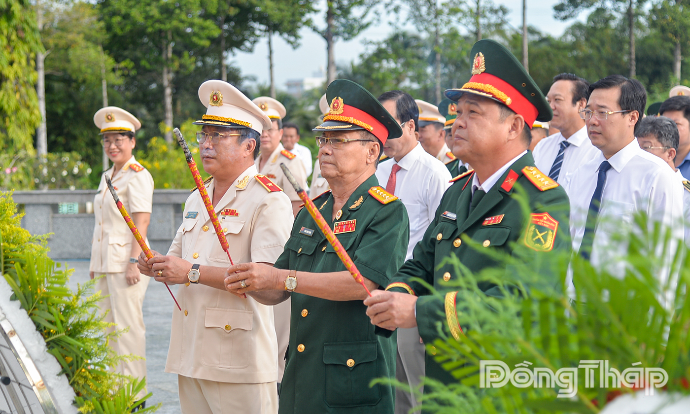 Lực lượng vũ trang tỉnh dâng hương tại Đài tưởng niệm Nghĩa trang Liệt sĩ tỉnh.