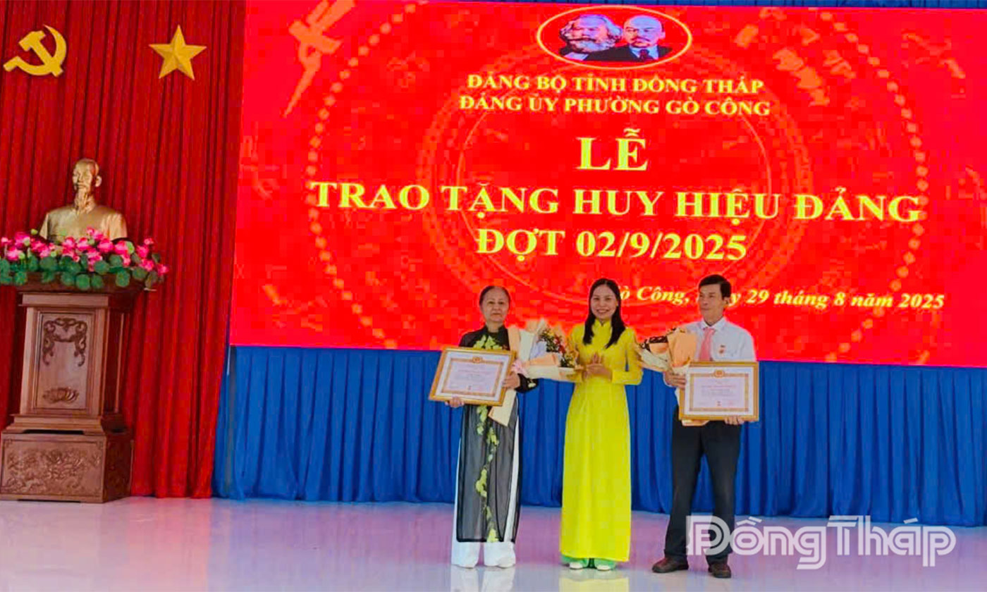 Lãnh đạo phường Gò Công trao Huy hiệu Đảng cho đảng viên.