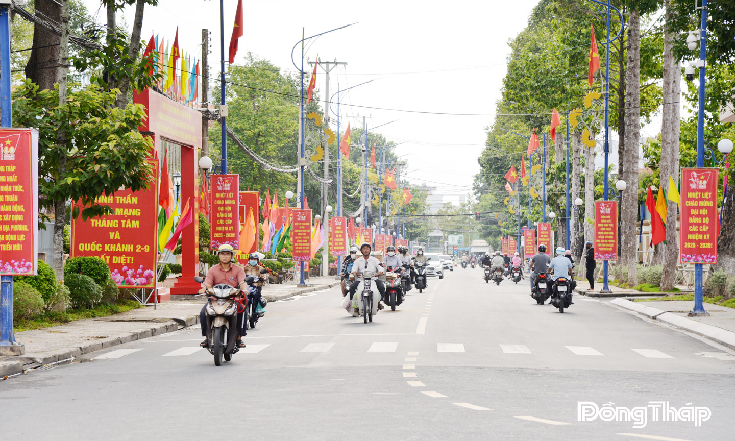 Không khí phấn khởi với cờ hoa rực rỡ chào mừng kỷ niệm 80 năm Lễ Quốc khánh 2-9 trên địa bàn phường Mỹ Tho.                                                                                    Ảnh: TUẤN LÂM