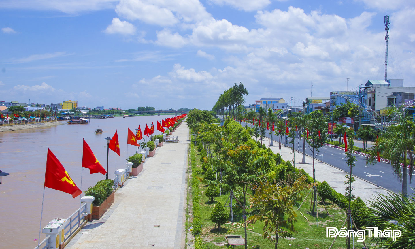 2 bên bờ kè kinh Hồng Ngự - Vĩnh Hưng thuộc địa phận phường Hồng Ngự và phường An Bình treo Cờ Đảng, Cờ Tổ quốc rực rỡ chào mừng ngày kỷ niệm trọng đại của đất nước.                                                                                                                        Ảnh: DƯƠNG ÚT