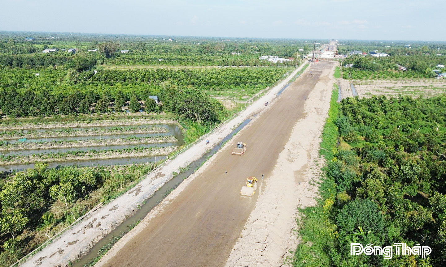 Hạ tầng giao thông trên địa bàn tỉnh Đồng Tháp đang được tập trung đầu tư.                                                                            Ảnh: MINH THÀNH