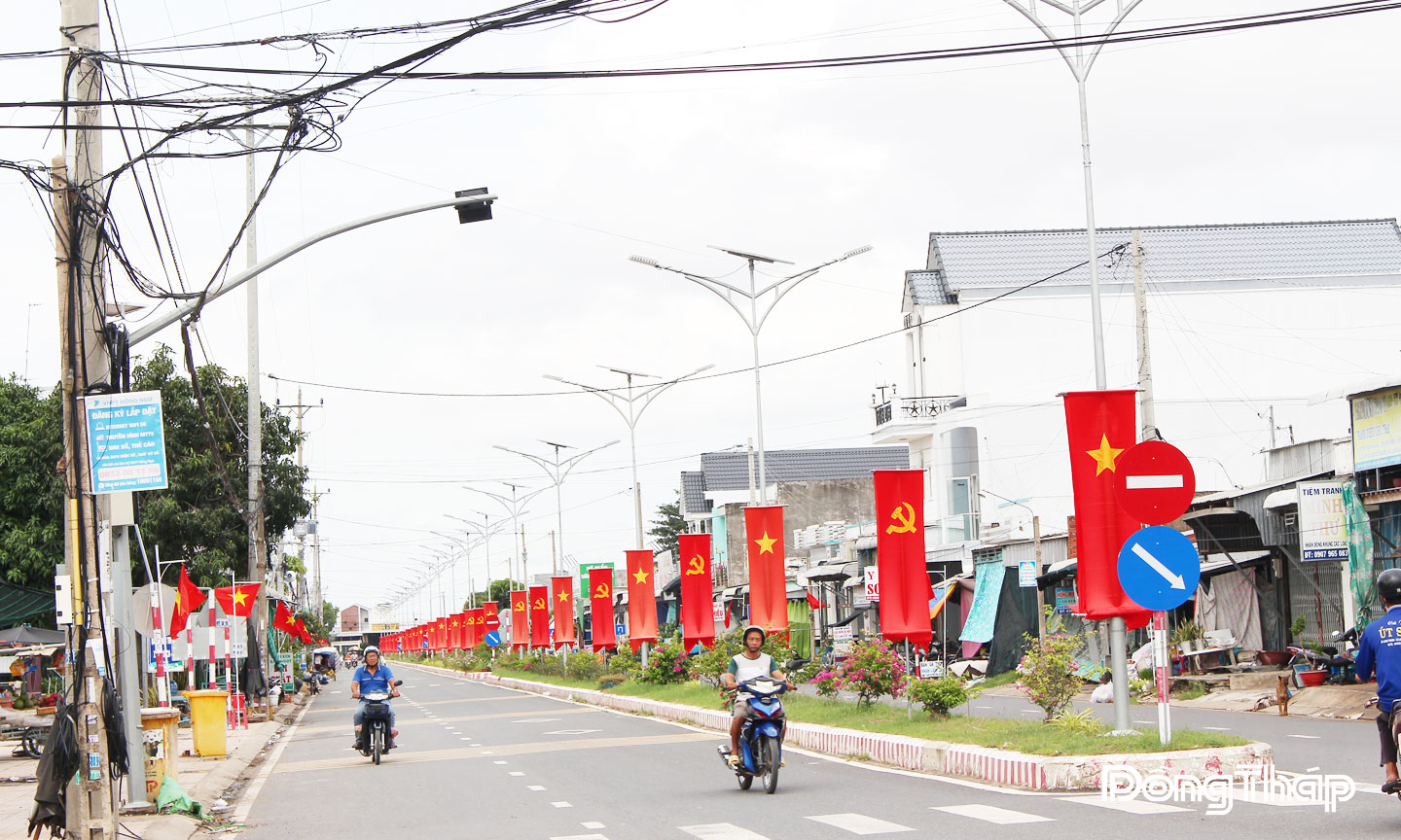 Một tuyến đường thuộc ấp Phú Lợi B, xã Long Phú Thuận  rực rỡ cờ hoa.                                                                                Ảnh: DƯƠNG ÚT
