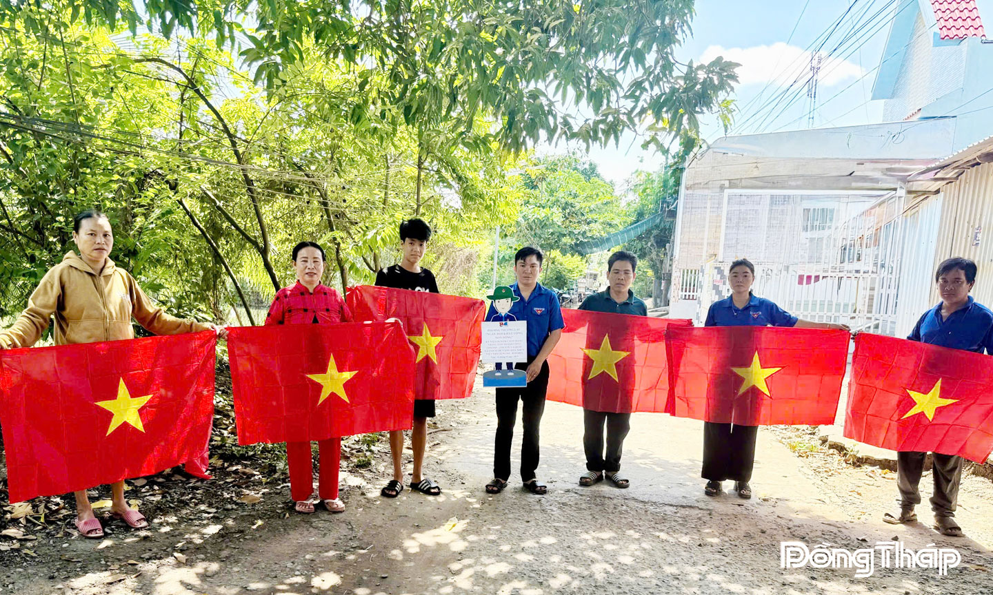 Đoàn Thanh niên Phường Thường Lạc tặng Cờ Tổ quốc cho người dân trong dịp Lễ Quốc khánh.                     Ảnh: DƯƠNG ÚT 