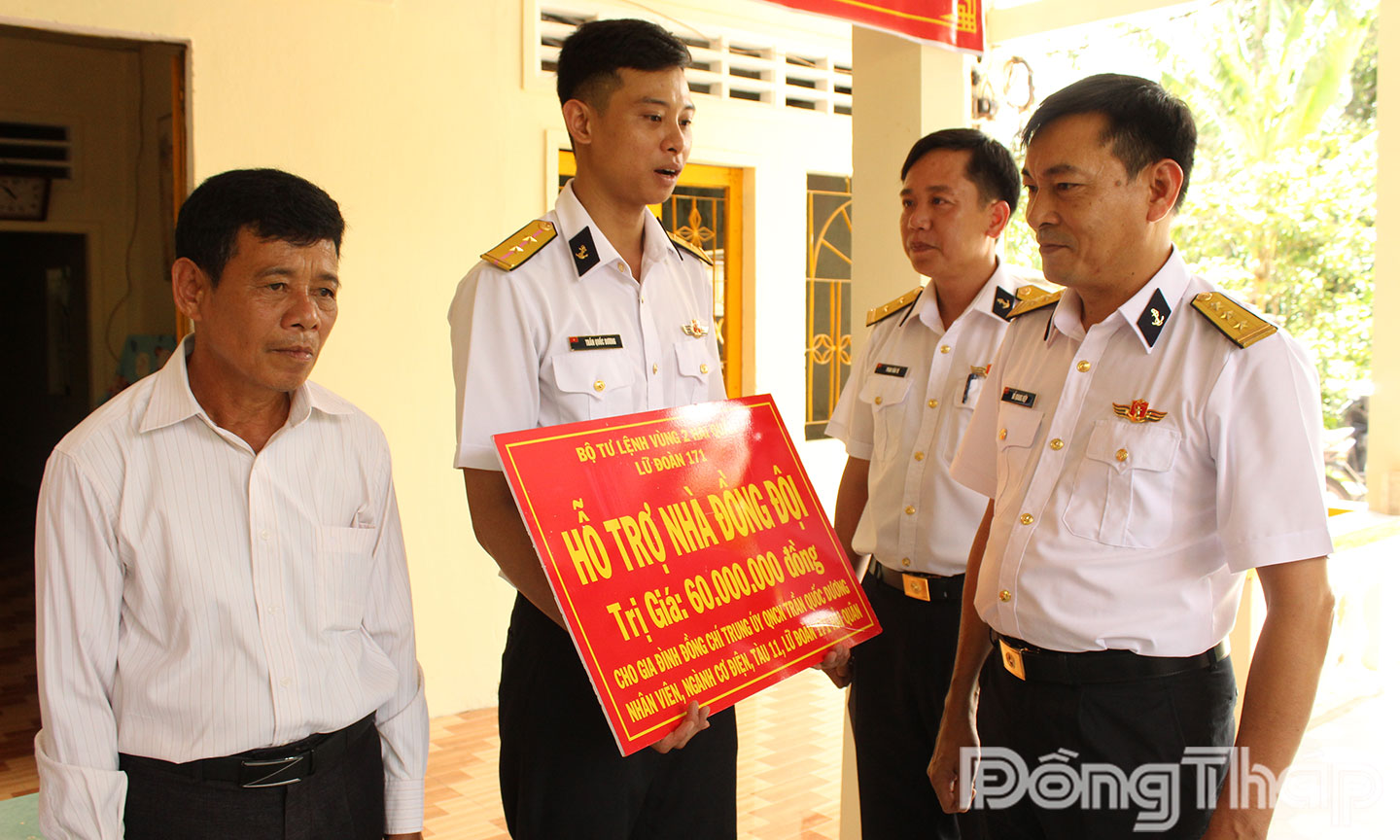 Thượng tá Đỗ Quang Hiệp thăm hỏi, động viên Trung úy Trần Quốc Dương