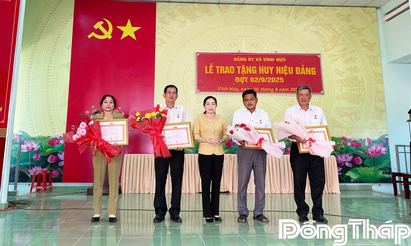 Bí thư Đảng ủy, Chủ tịch HĐND xã Lê Nhất Nam trao Huy hiệu Đảng cho các Đảng viên