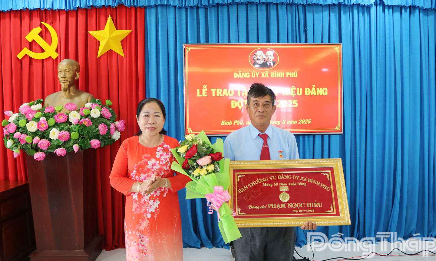 PBT Đảng ủy tặng khánh lưu niệm cho đảng viên nhận Huy hiệu 50 năm tuổi Đảng.