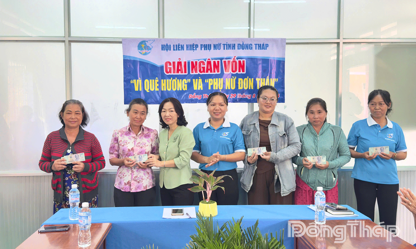 Phó Chủ tịch Thường trực Hội LHPN tỉnh Nguyễn Thị Cúc  trao vốn “Vì quê hương” và “Phụ nữ đơn thân” cho hội viên phụ nữ.
