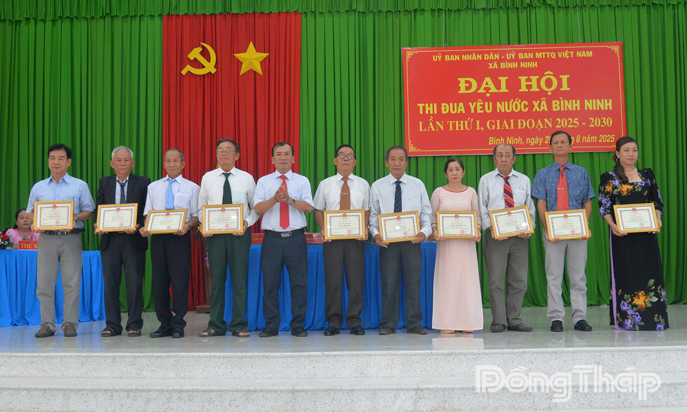Đồng chí Trần Hoàng Nhật Nam, Bí thư Đảng ủy, Chủ tịch UBND xã tuyên dương các điển hình.