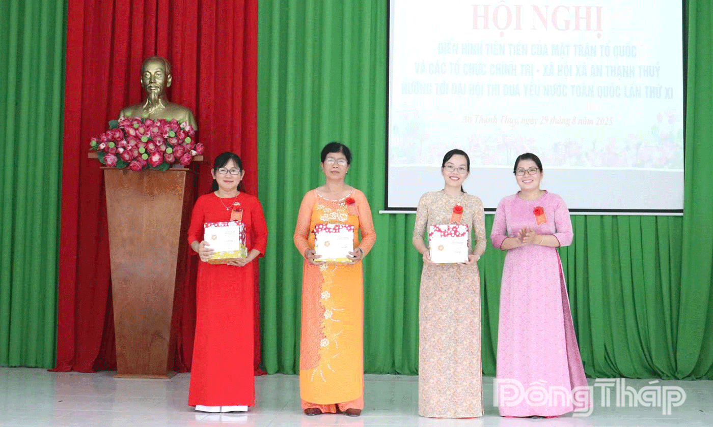 Trao Kỷ niệm chương “Vì sự phát triển của Phụ nữ Việt Nam”.