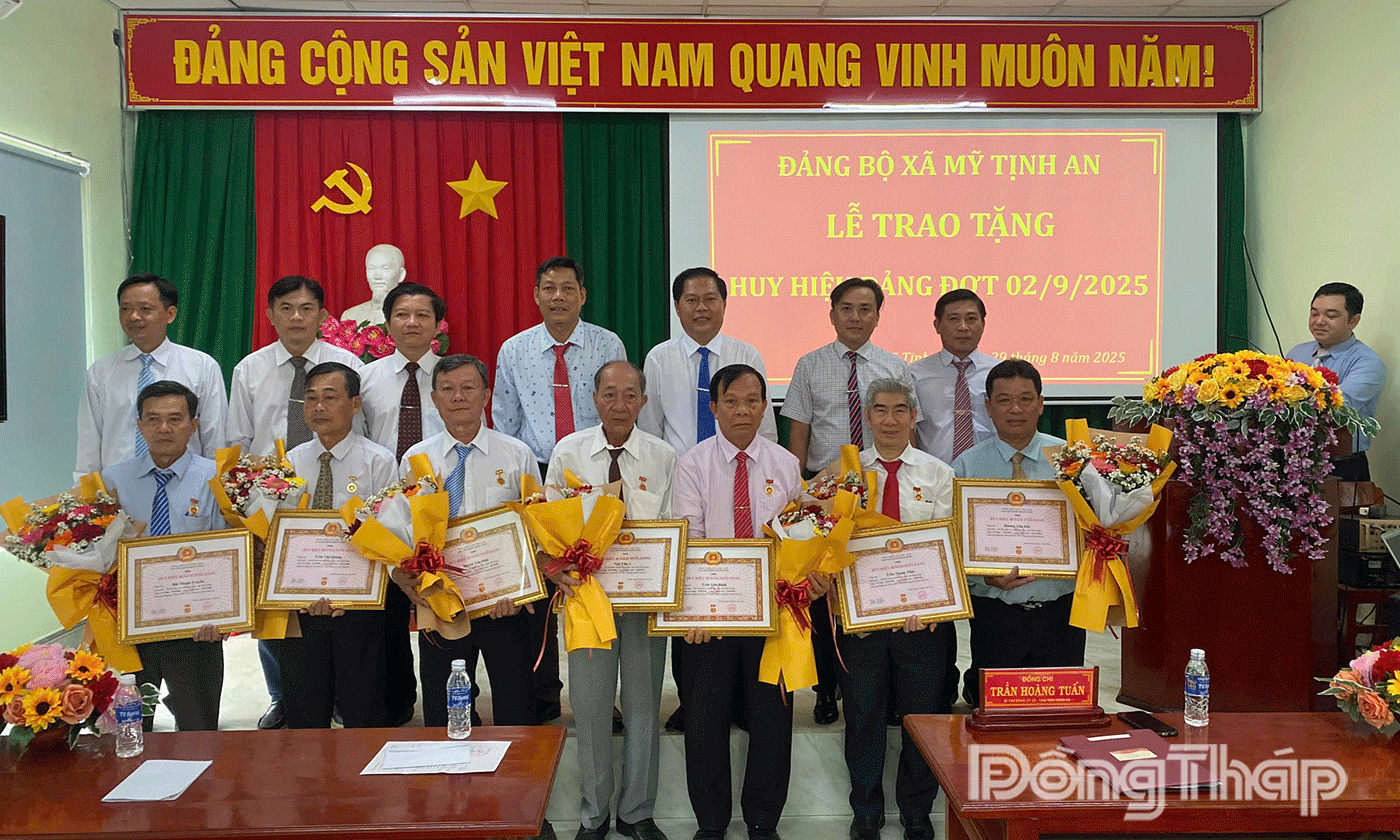Đảng uỷ xã Mỹ Tịnh An: Trao tặng 7 Huy hiệu Đảng đợt 2-9.
