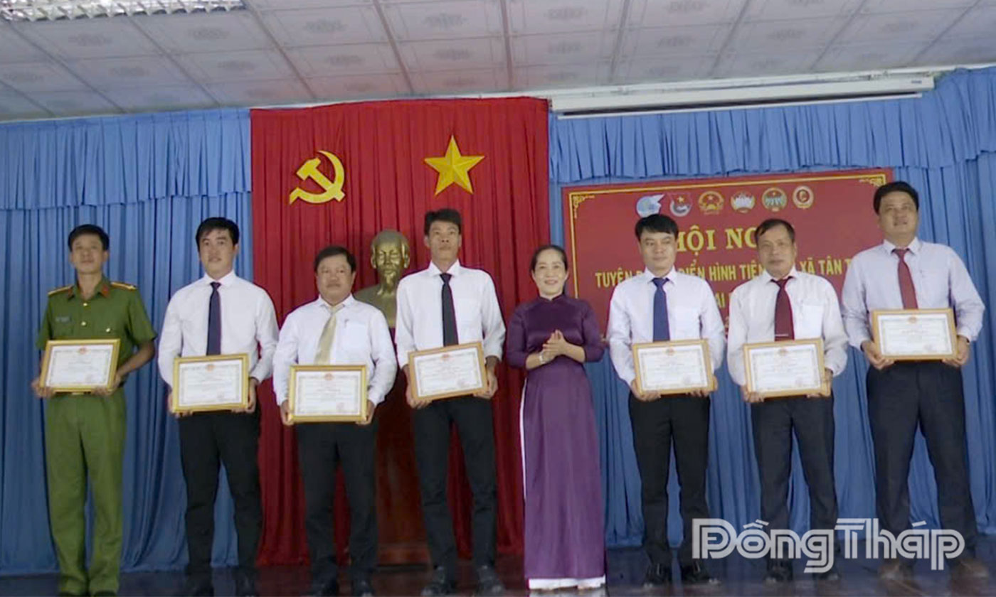 Lãnh đạo xã Tân Thới khen thưởng các tập thể, cá nhân.