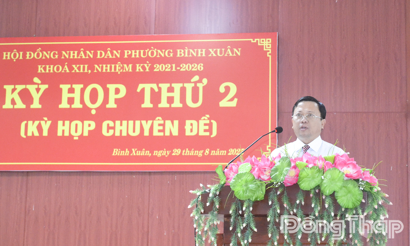 Đồng chí Huỳnh Tuấn Dũng, Bí thư Đảng ủy, Chủ tịch HĐND phường phát biểu tại kỳ họp.