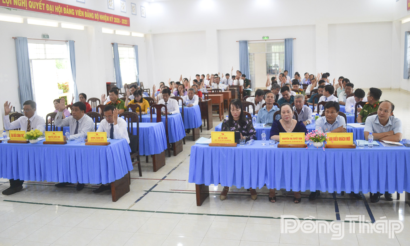 Đại biểu biểu quyết thông qua các Nghị quyết.