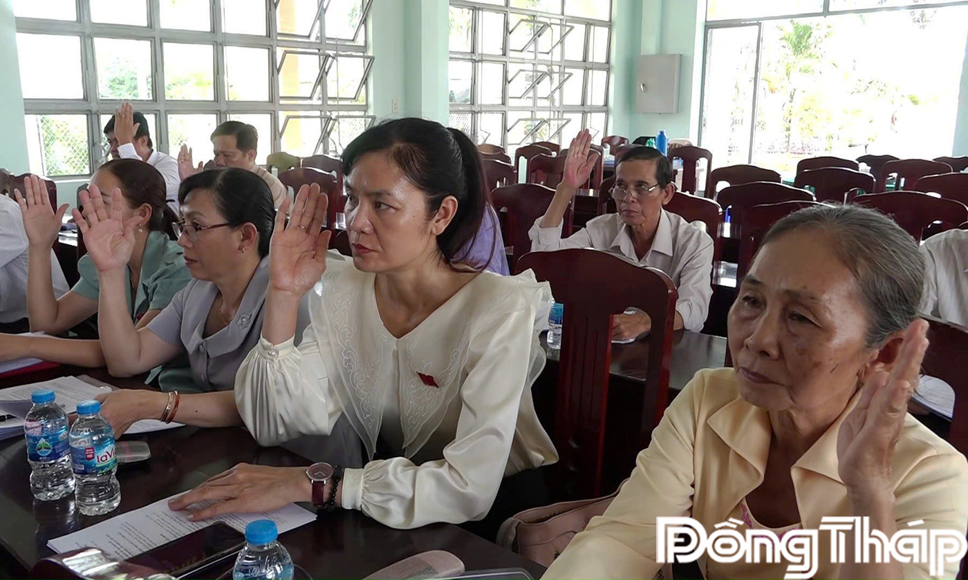 Đại biểu biểu quyết thông qua nghị quyết