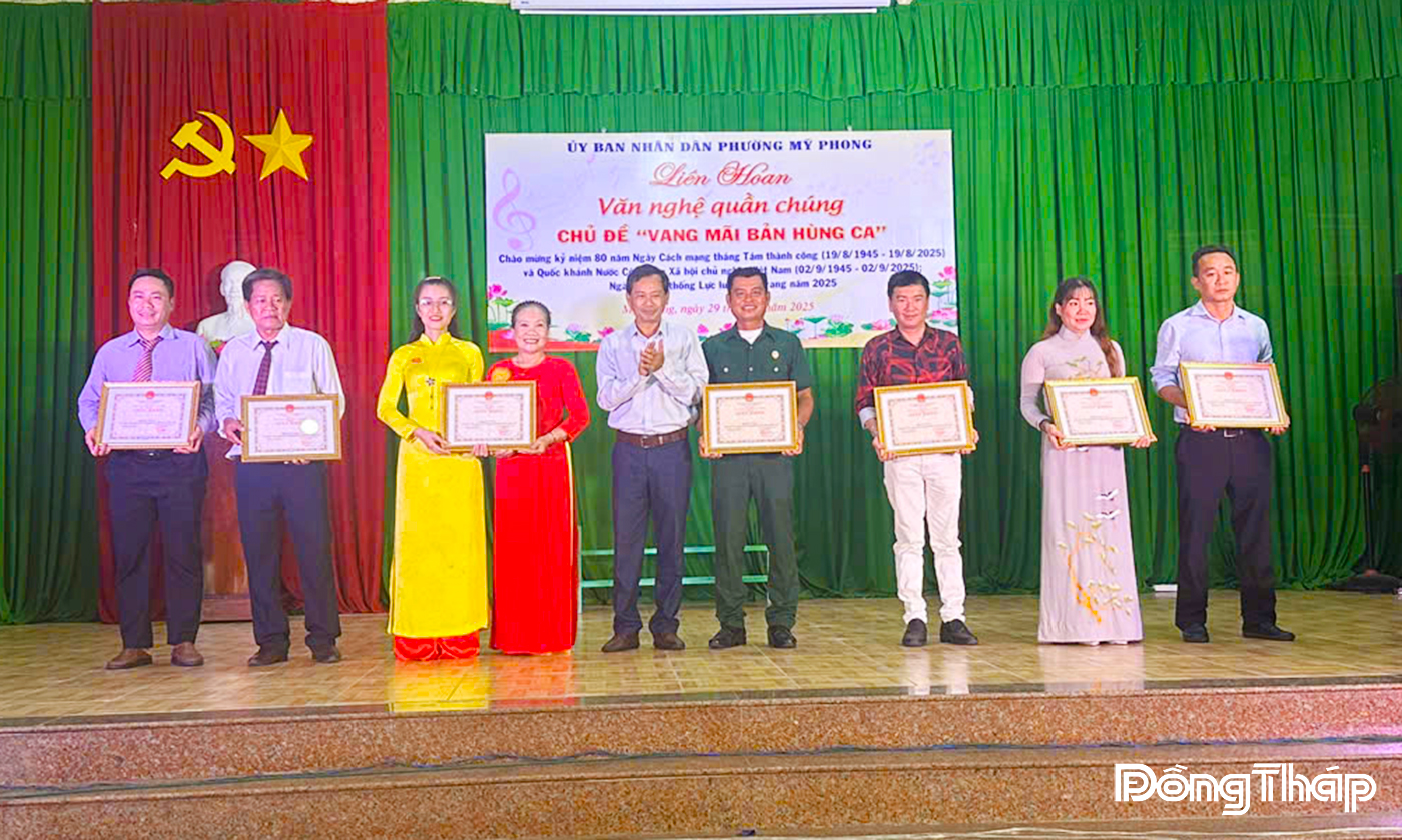 Ban Tổ chức trao giải cho các đội thi.