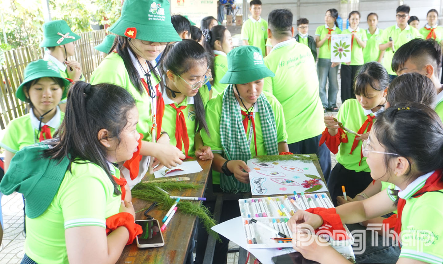 Các em thiếu nhi, đội viên thực hiện phần thi tái chế bức tranh từ hoa, lá khô của làng hoa Sa Đéc