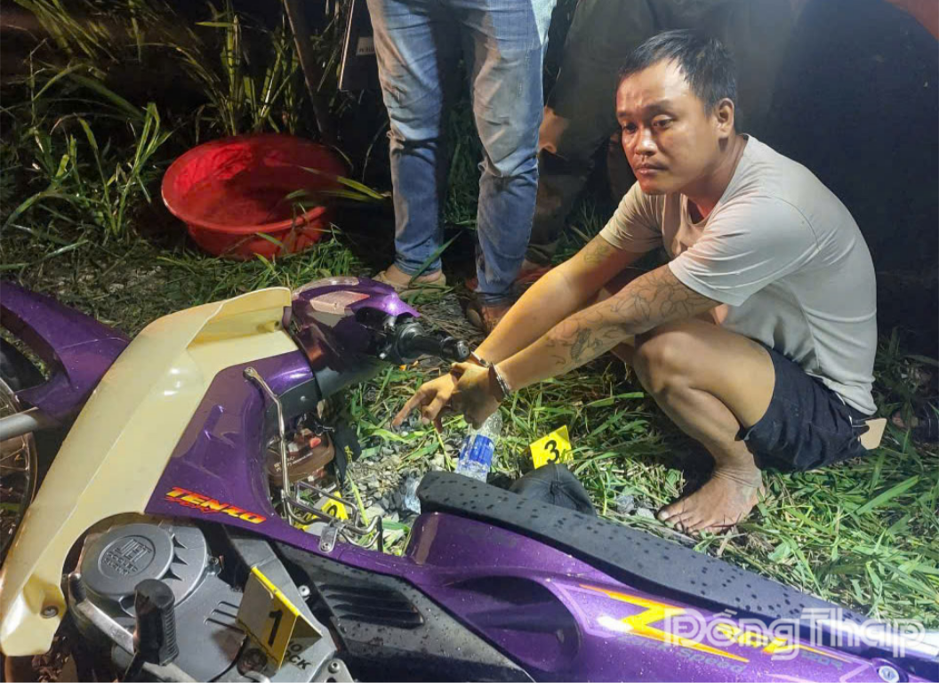 Đối tượng Trịnh Hoàng Phi cùng tang vật tại hiện trường.