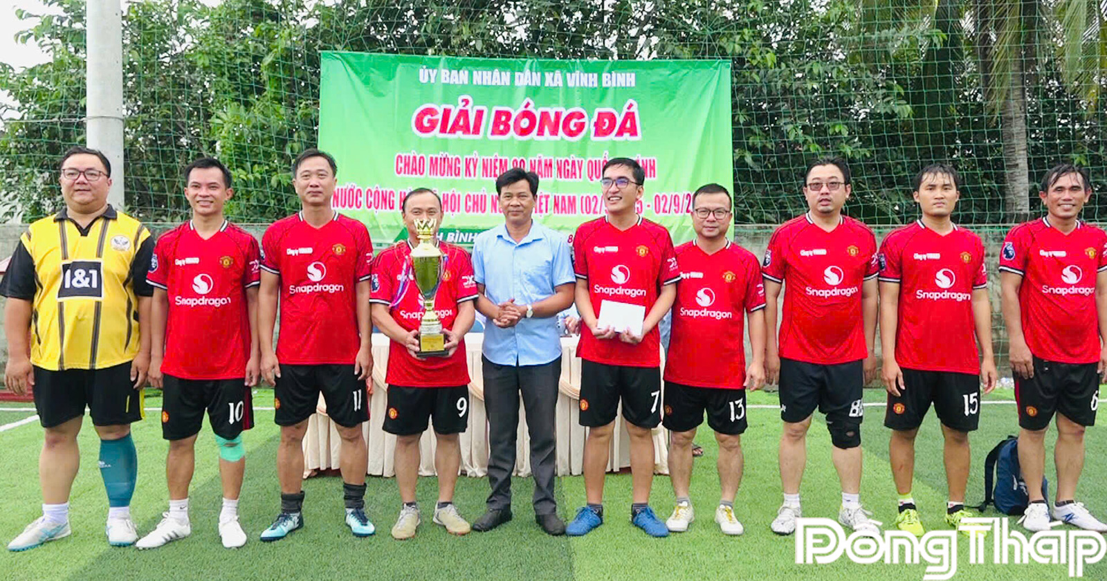 Trao giải Nhất cho các Đội liên quân Khối UBND xã Vĩnh Bình, Trường THCS Nguyễn Văn Thiều xuất sắc giành cúp hạng Nhất