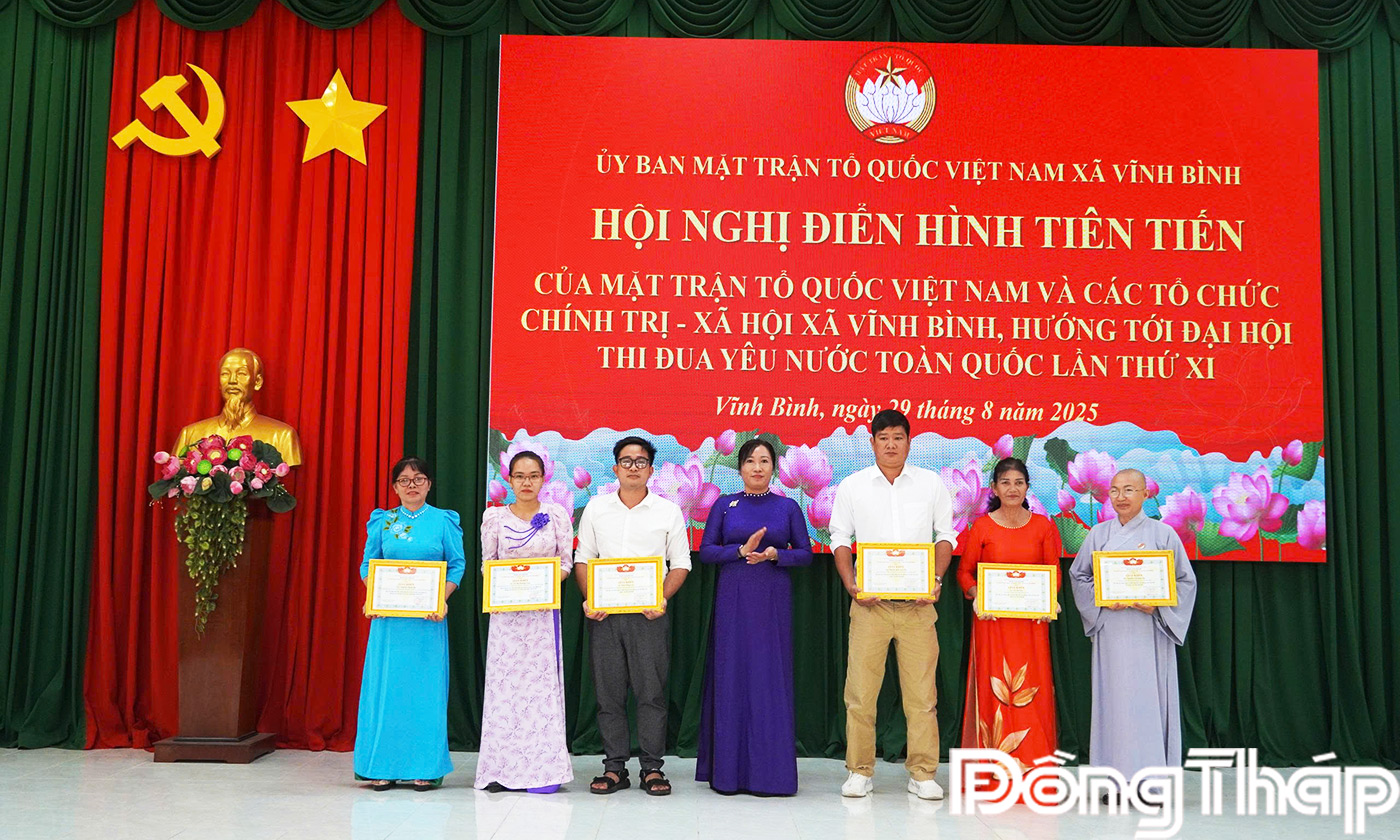 Khen thưởng các tập thể, cá nhân tại hội nghị