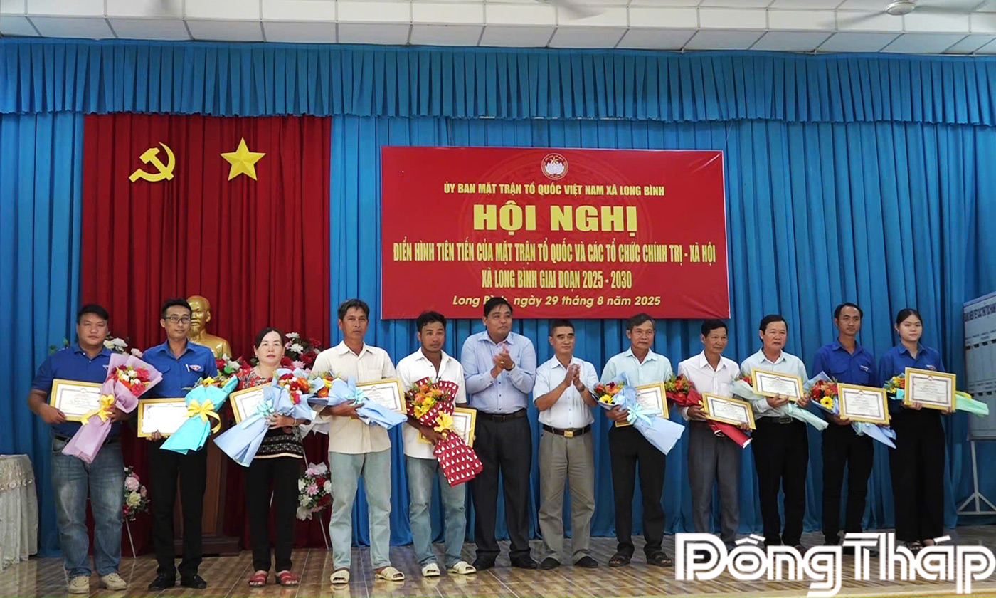 Khen thưởng các tập thể, cá nhân tại hội nghị