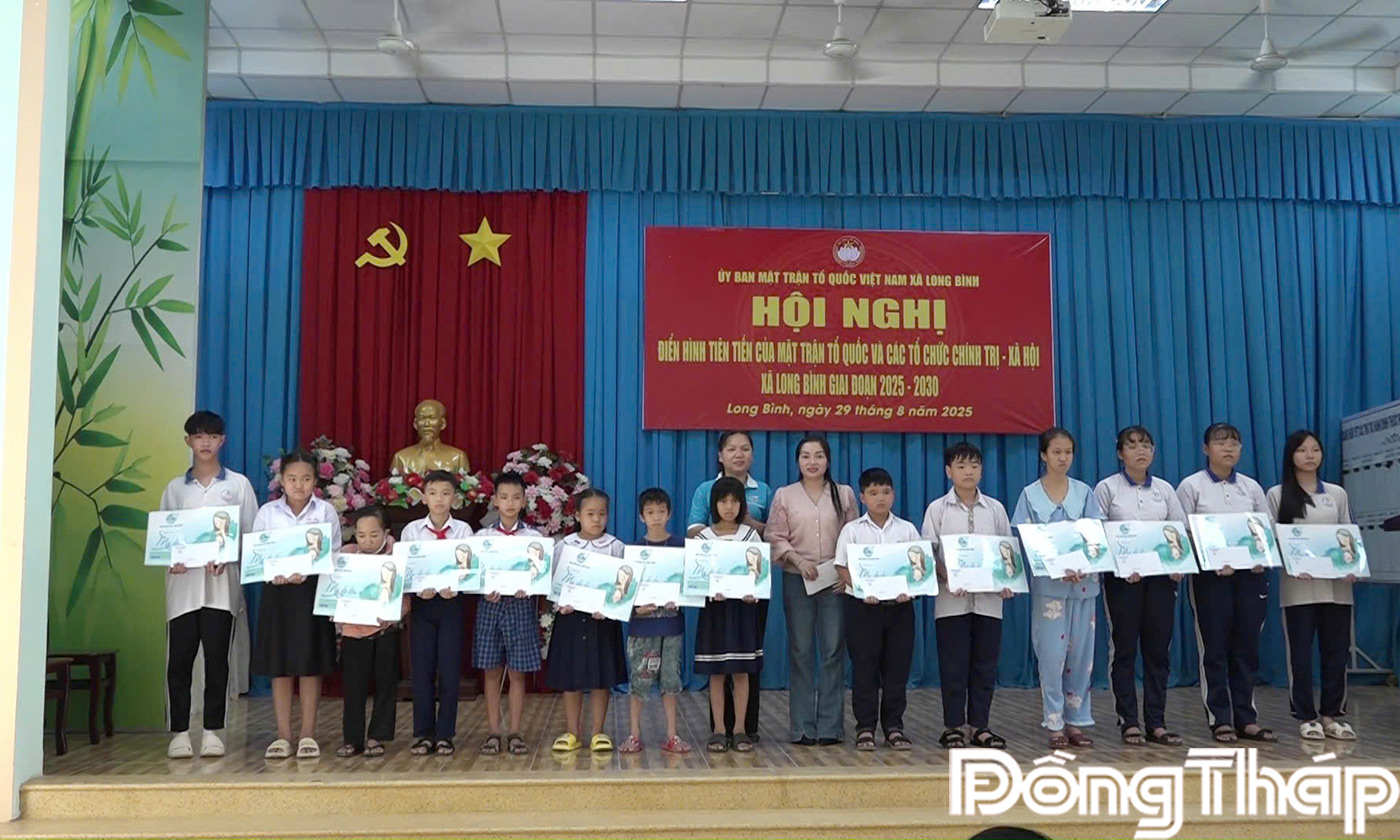 trao quà của Chương trình “Mẹ đỡ đầu” cho các em mồ côi trên địa bàn xã.
