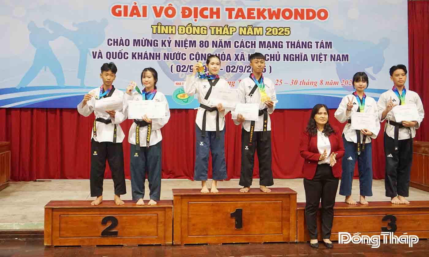 Ban Tổ chức trao Huy chương nội dung quyền đôi nam nữ