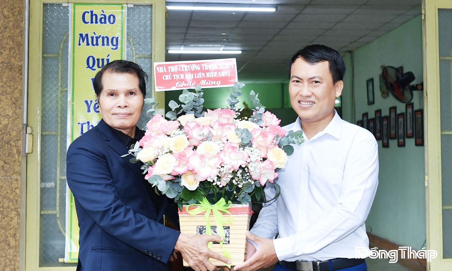 Nhà thơ Trương Trọng Nghĩa, Chủ tịch Hội Liên hiệp Văn học nghệ thuật tỉnh tặng hoa chúc mừng triển lãm.