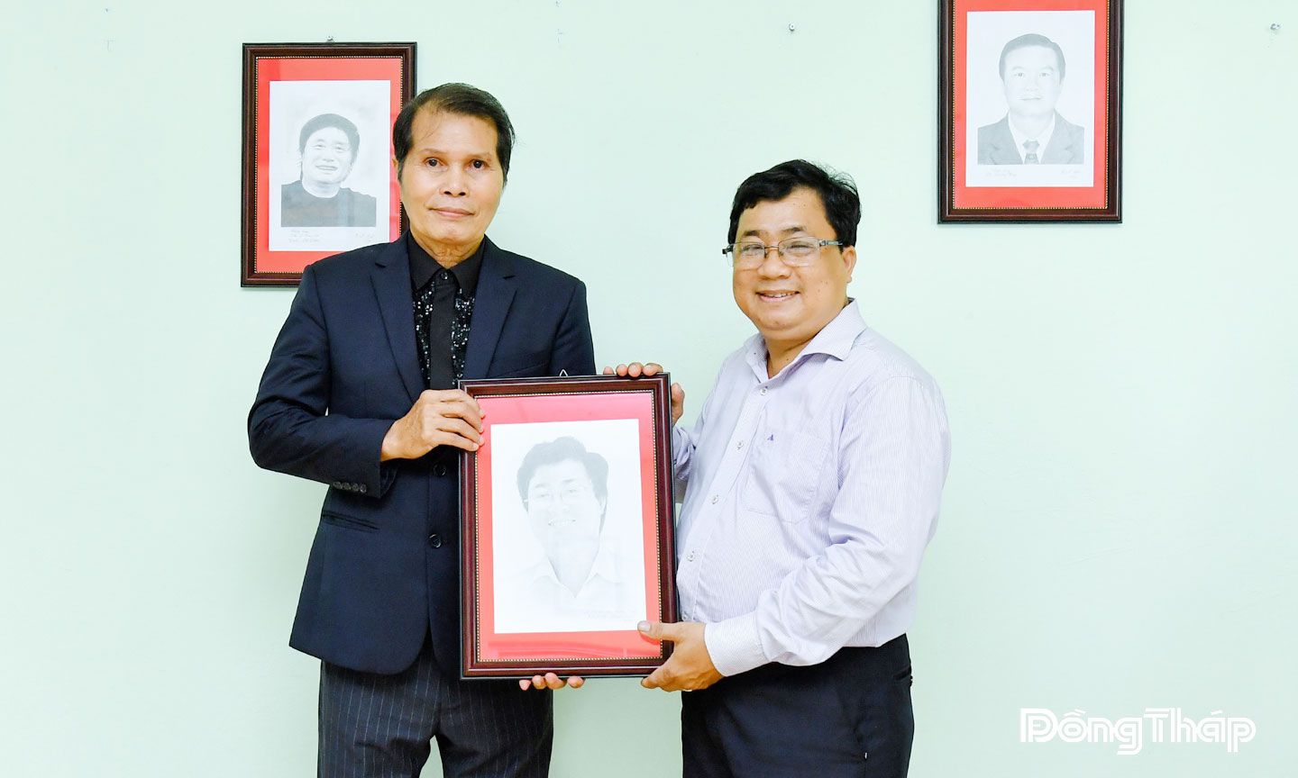 Nghệ sĩ Minh Đức tặng tranh chân dung cho Tiến sĩ, nhà nghiên cứu văn nghệ dân gian Võ Phúc Châu.