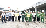 Thăm, tặng quà kỹ sư, công nhân làm việc 