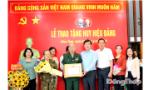 Bí thư Tỉnh ủy Lê Quốc Phong trao Huy hiệu 80 năm tuổi Đảng cho Thiếu tướng Lê Quang Viễn