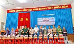 Trao quà cho các hộ có hoàn cảnh khó khăn tại xã Gia Thuận