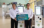 Trao tặng 2 kiosk y tế thông minh cho Bệnh viện Đa khoa Khu vực Tháp Mười